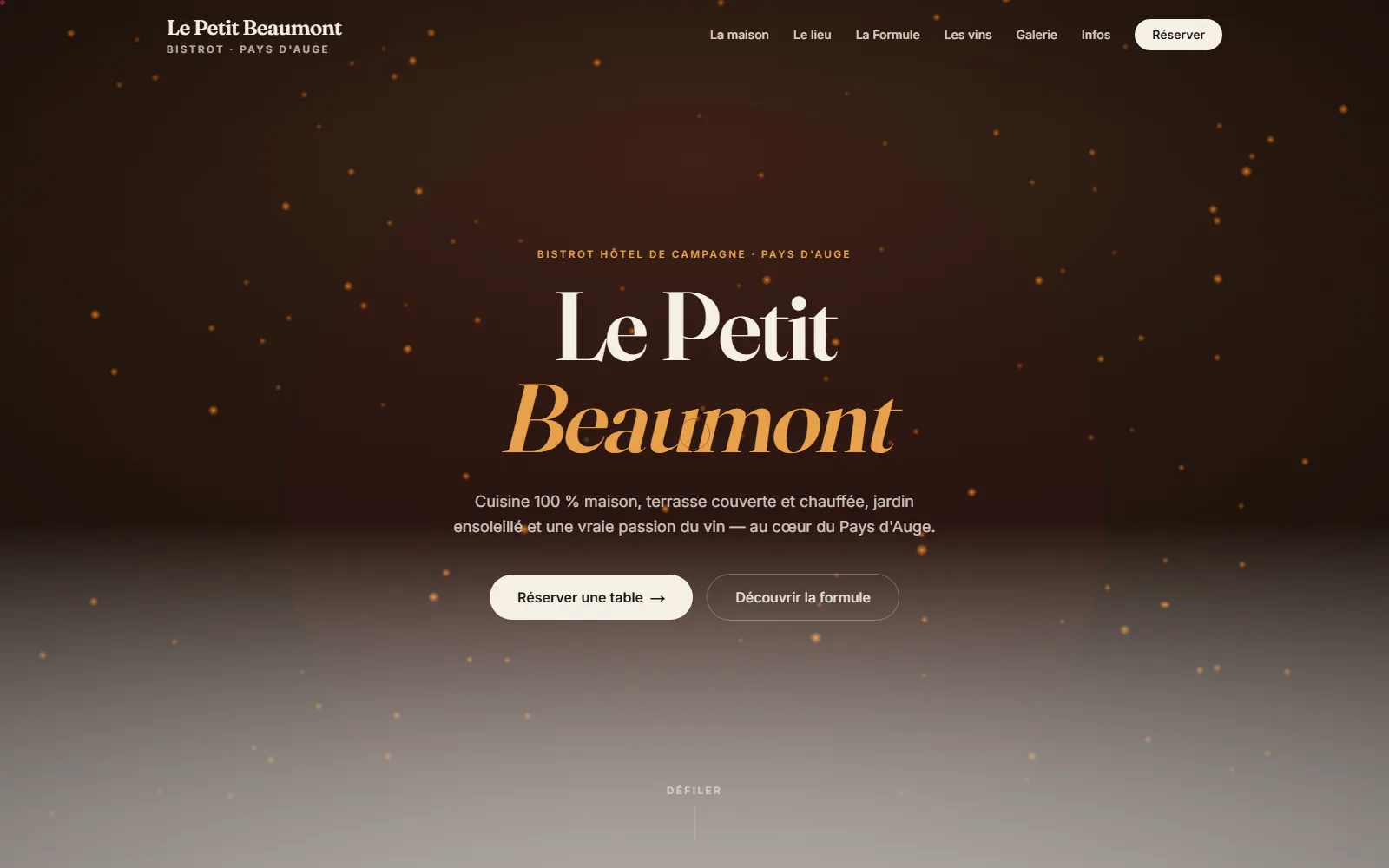 Page d'accueil Le Petit Beaumont — hero serif doré sur fond sombre, cuisine 100 % maison au cœur du Pays d'Auge