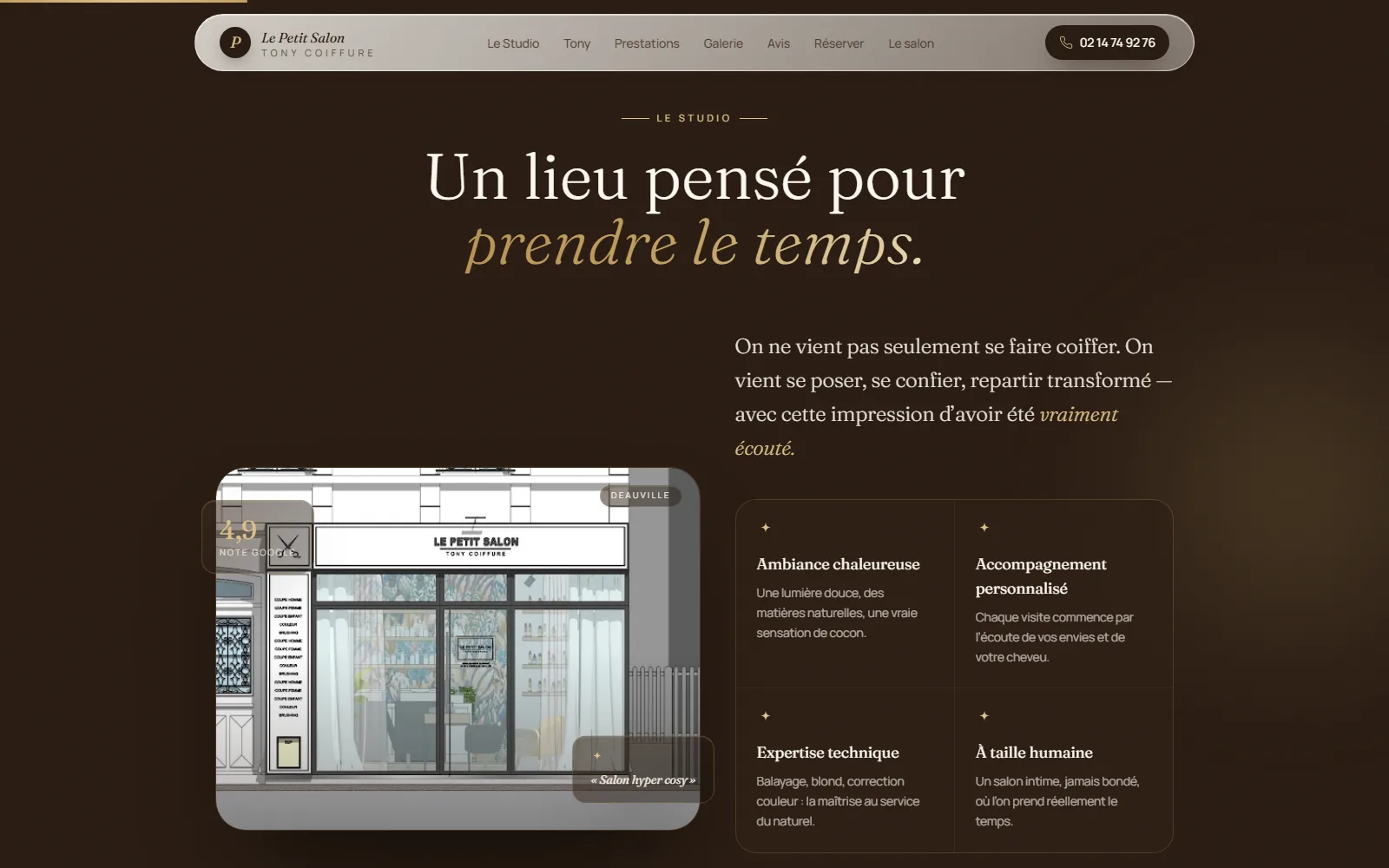 Section « Le studio » : la devanture illustrée du Petit Salon à Deauville