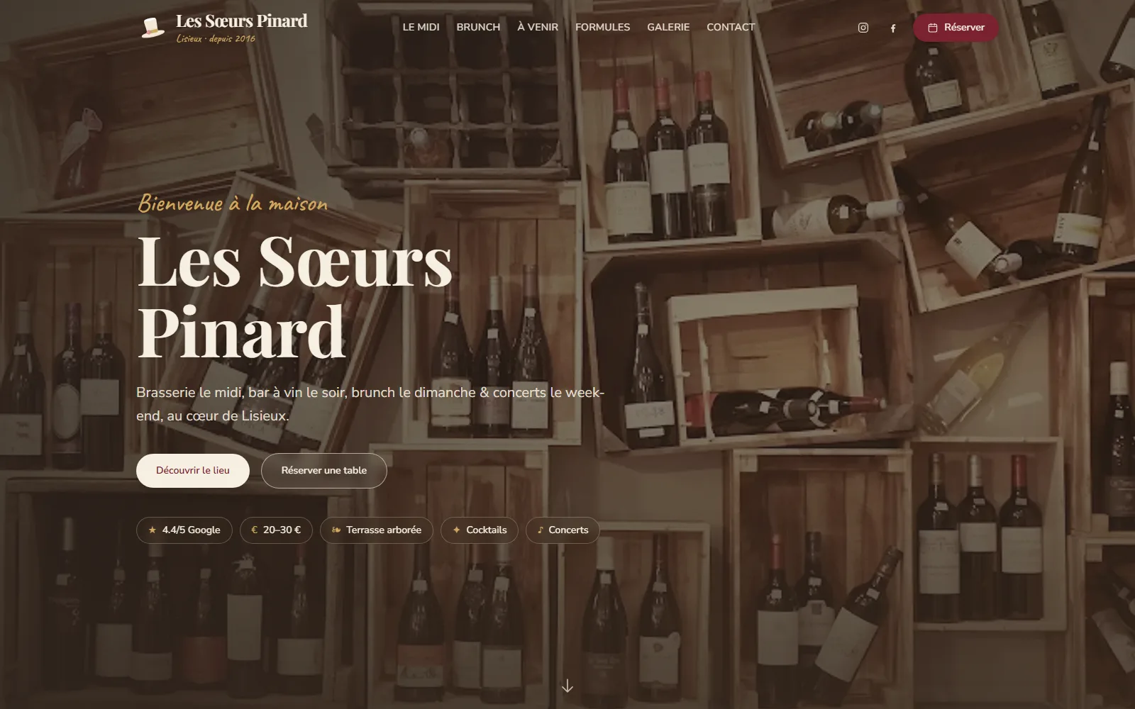 Page d'accueil Les Sœurs Pinard — hero sur un mur de caisses de vin