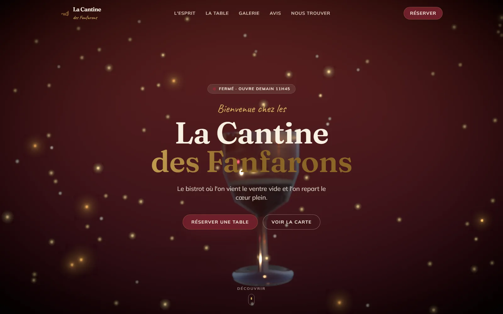 Page d'accueil La Cantine des Fanfarons — hero festif au verre de vin sur fond bordeaux, « le ventre vide, le cœur plein »