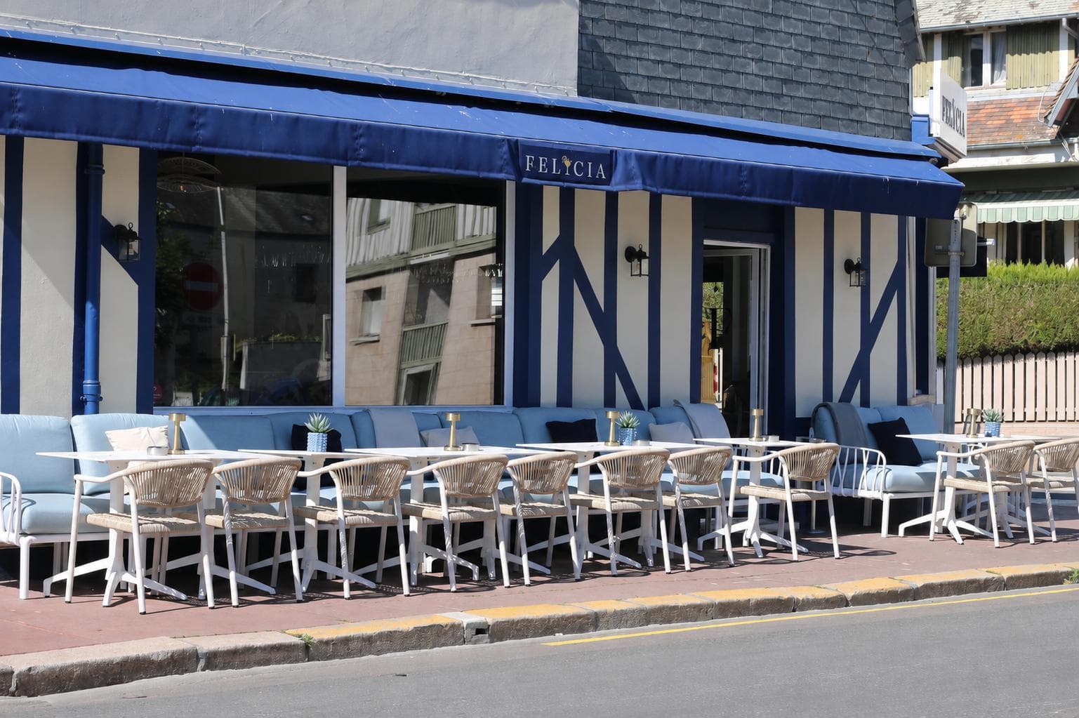 Façade et terrasse de Felicia Deauville en journée