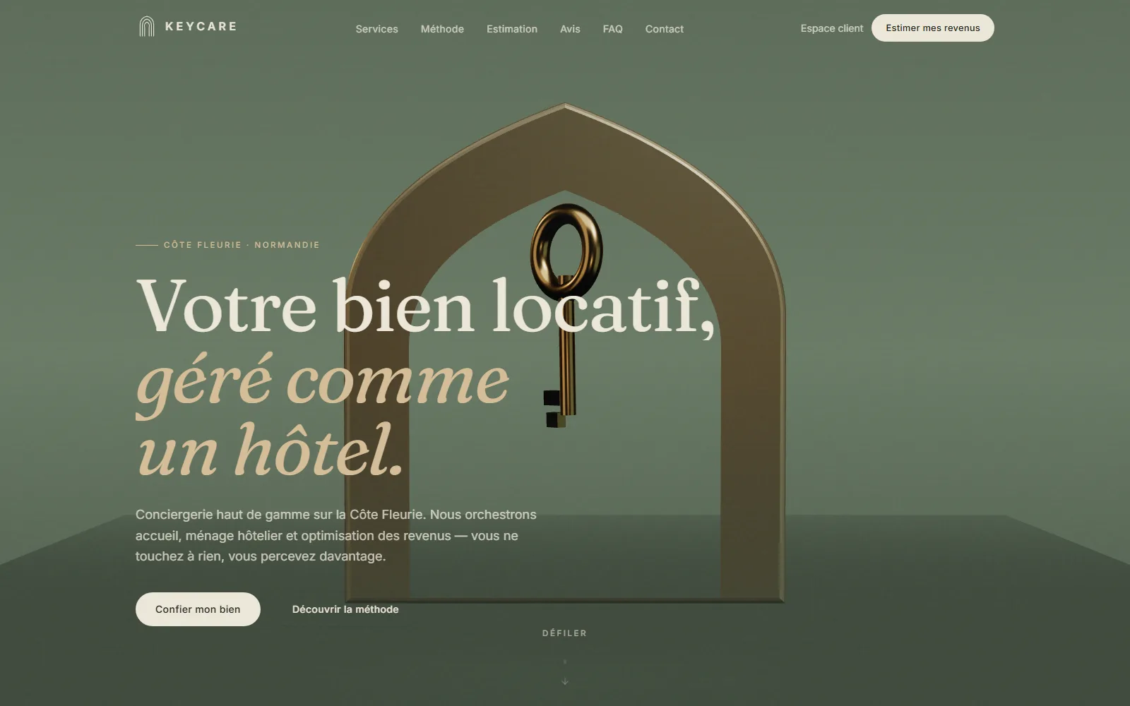 Page d'accueil KeyCare — hero « Votre bien locatif, géré comme un hôtel », clé en laiton sous une arche 3D sur fond vert sauge