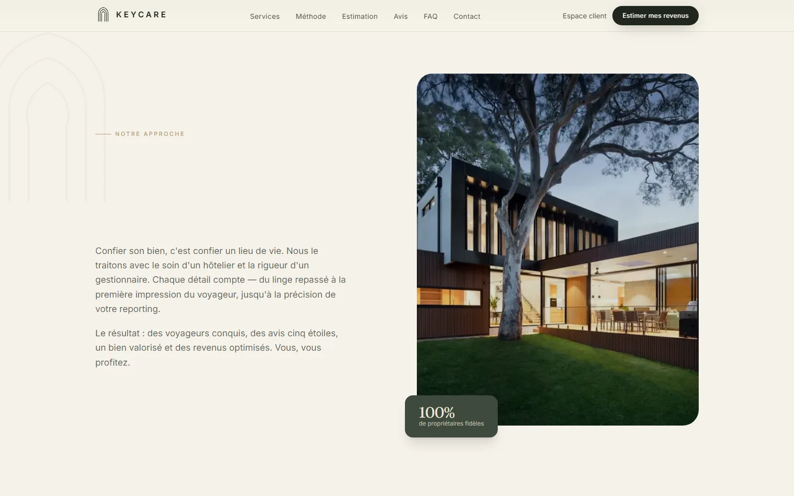 Section « Notre approche » de KeyCare : le soin hôtelier, illustré par une villa contemporaine au crépuscule