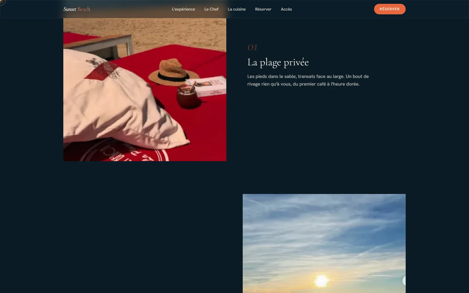 Chapitre « La plage privée » : transats les pieds dans le sable face à la mer